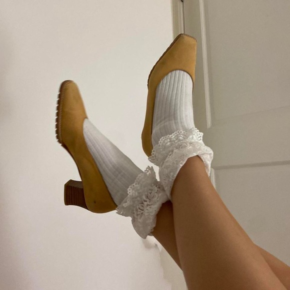 Vintage suede yellow kitten heels - Picture 3 of 4